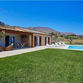 3 bedroom villa with infinity pool and jacuzzi, Scopello, sleeps 5-6